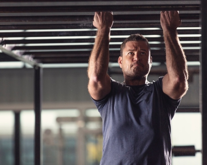 Sk-fitness-blend-man-doing-pullups